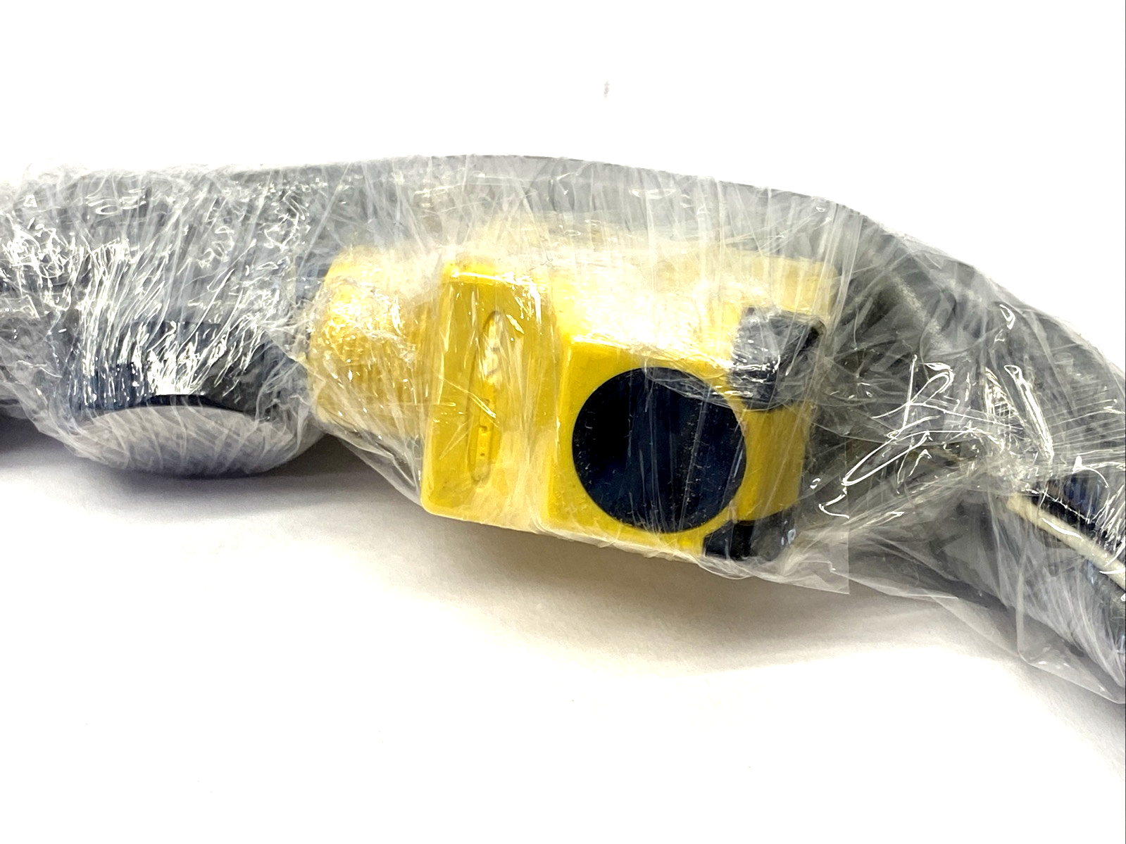 Banner Q25SN6R W/30 Right-Angle Base Mount Photoelectric Sensor 9m Cable 33867 - Maverick Industrial Sales