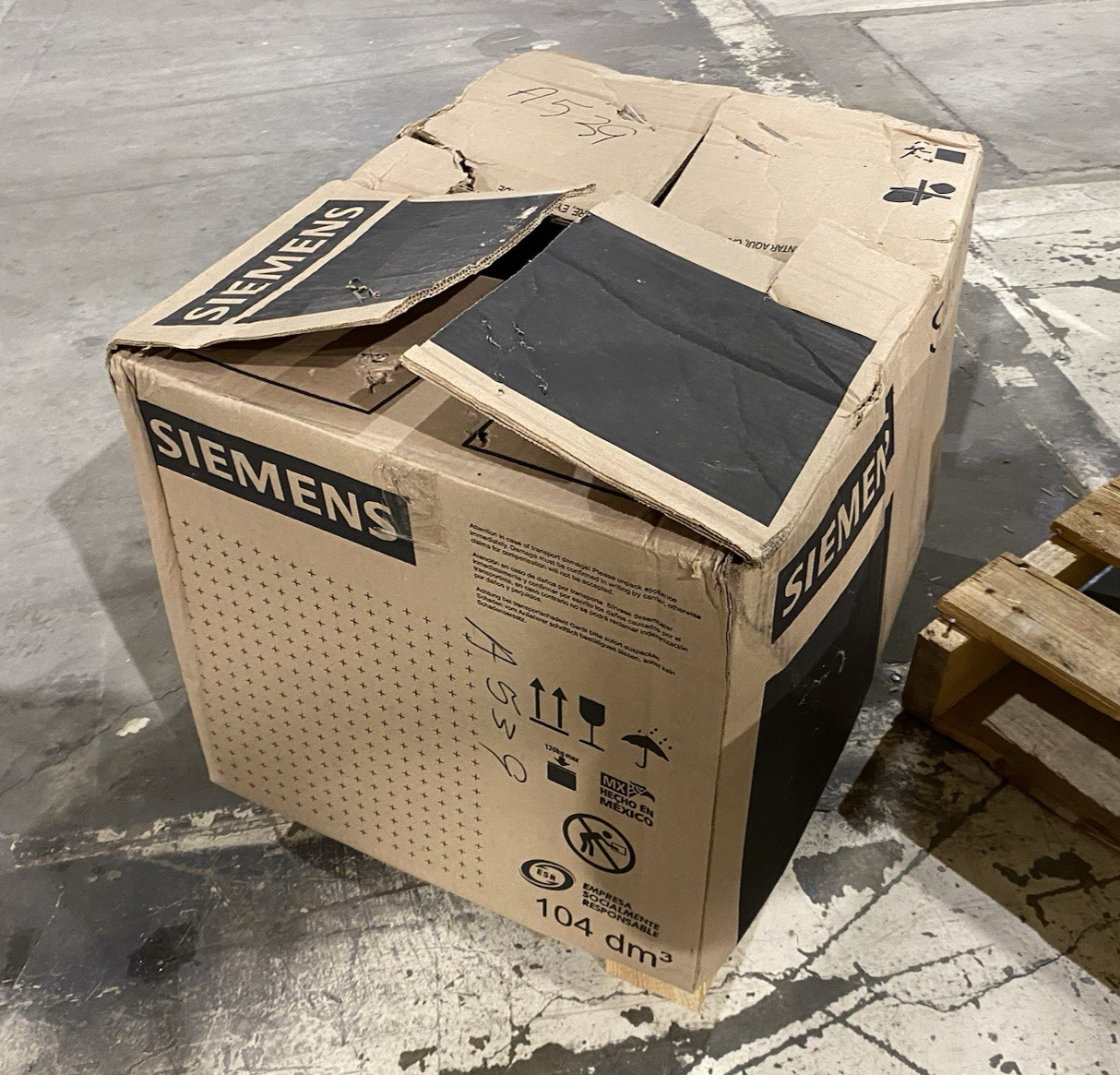 1LE21212AB214AA3 | Siemens 1LE2121-2AB21-4AA3 NEMA Premium® AC Motor 10HP 3-Phase Type GP100A - New – Open box - Maverick Industrial Sales