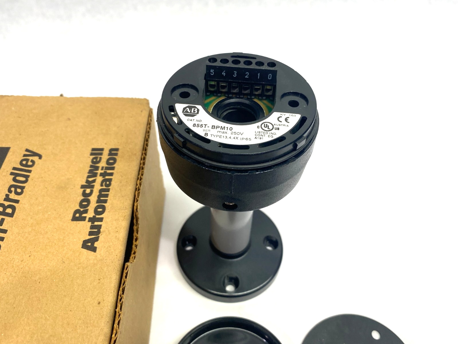 855T-BPM10C | Allen Bradley Ser. B Pole Mount Base & Cap 10cm, Black - New – Open box - Maverick Industrial Sales