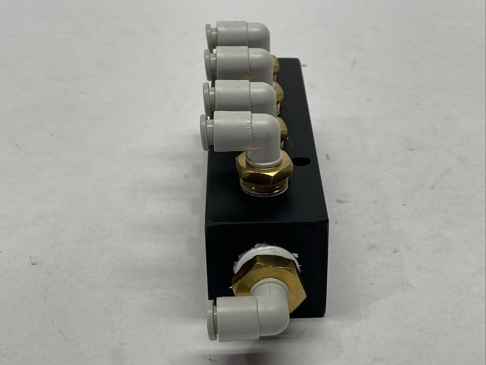 Polyconn PCM20-250-04B Pneumatic Manifold w/ 5x SMC KQ2L06-01AS Fittings - Maverick Industrial Sales