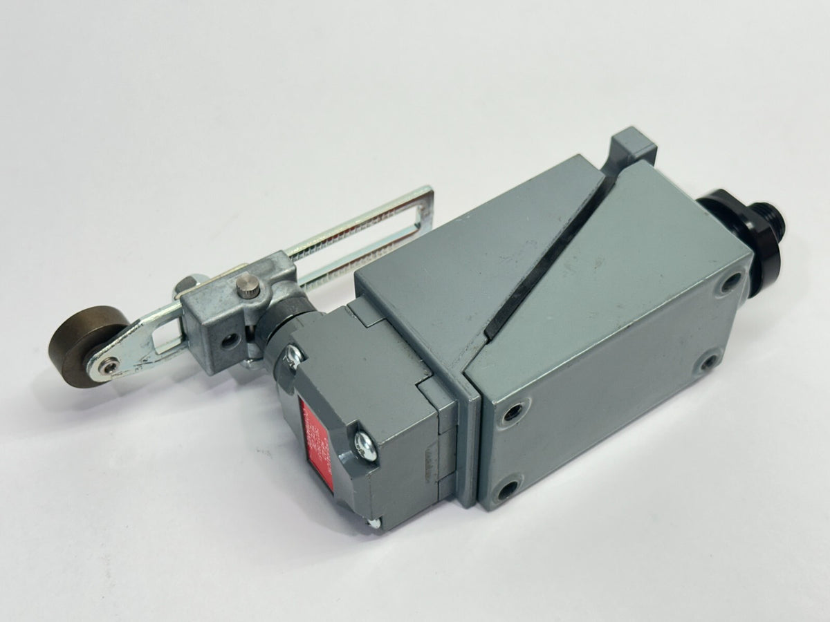 802T-APDD5 | Allen Bradley Ser J Metal Plug-In Oiltight Limit Switch 10A 600VAC - Used - Maverick Industrial Sales