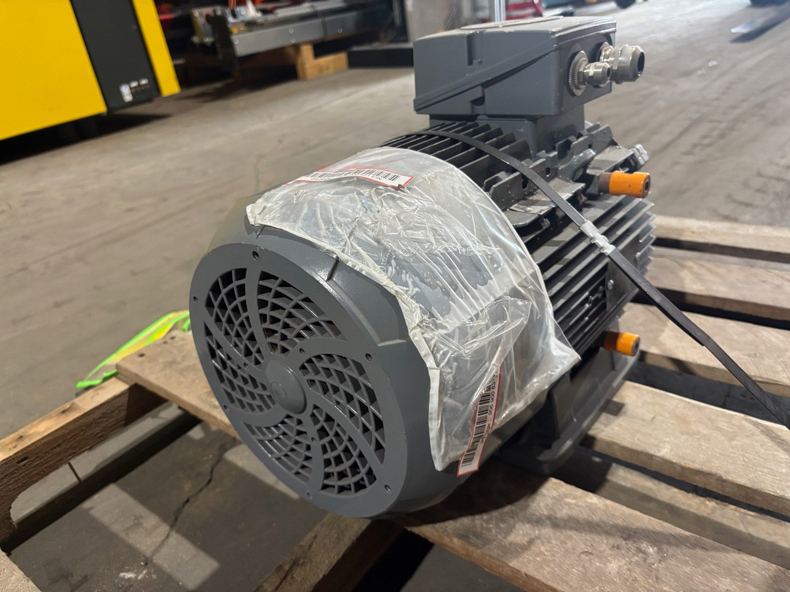 Siemens 1AV3132B 1LE10231CB235AF4 Electric Motor, 7.5 kW, 3PH, 132M - Maverick Industrial Sales