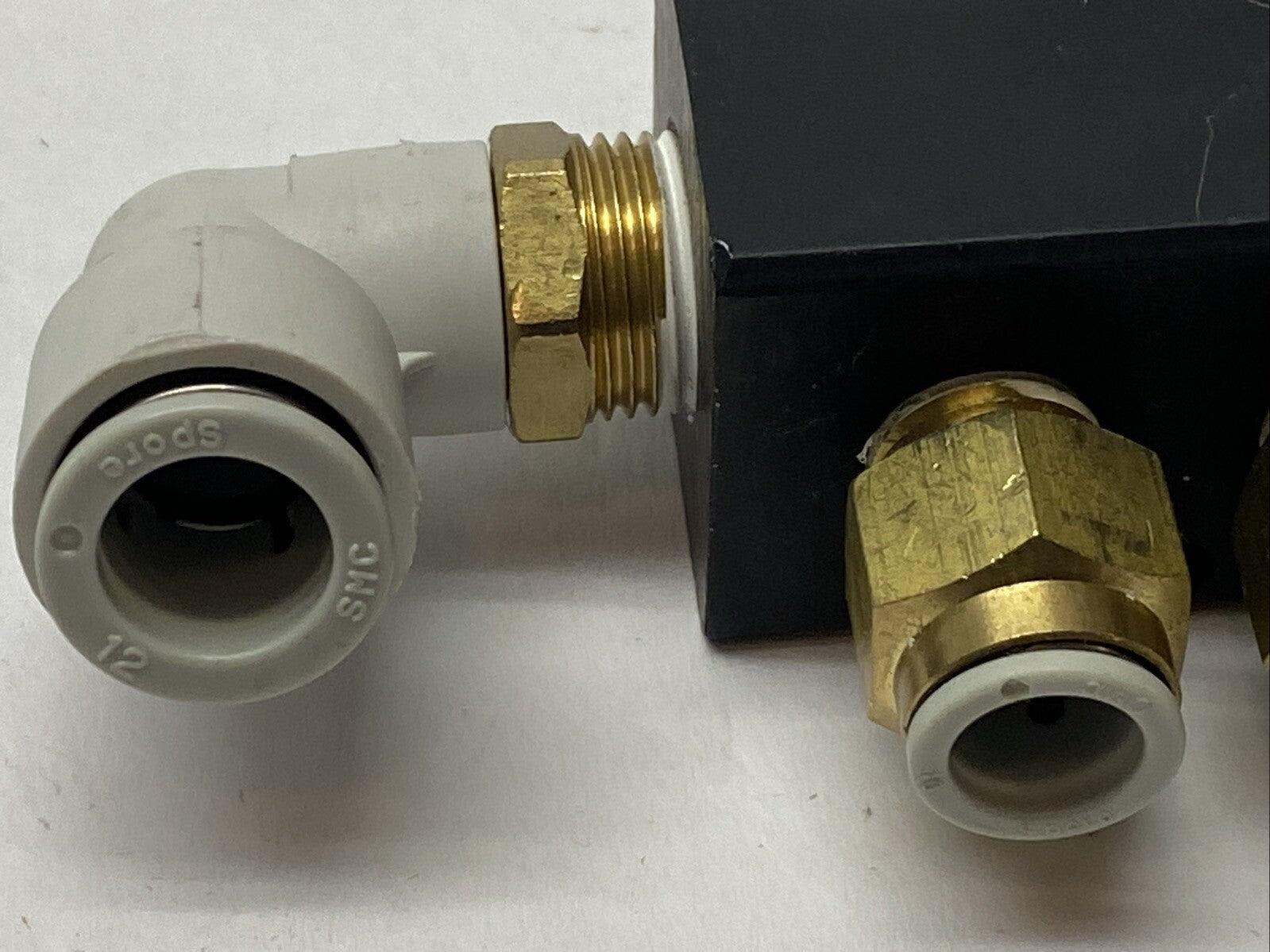 Polyconn PCM20-250-04B Pneumatic Manifold, 4x 1/4" NPT Out , 3/8"NPT IN - Maverick Industrial Sales