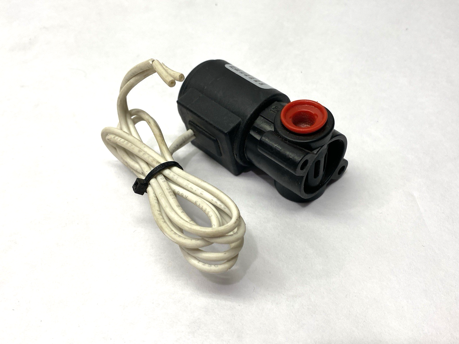 02BZ072A1-4ECF | Alcon Solenoid Valve 1/4" Ports 24VDC - New Other - Maverick Industrial Sales