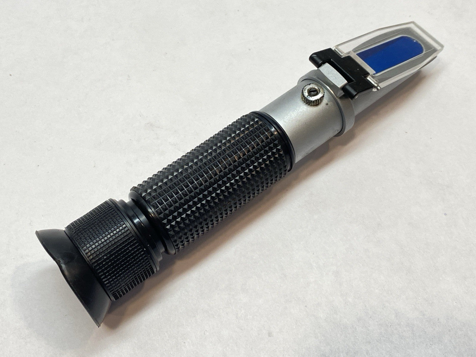 084320 | Ariana Handheld Analog Refractometer 0-32% - Used - Maverick Industrial Sales