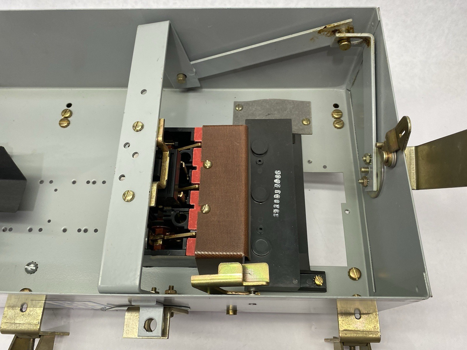 2528D48G06 | Westinghouse Cutler-Hammer Fusible Busway Switch 3-Wire 3-Phase - For parts or not working - Maverick Industrial Sales