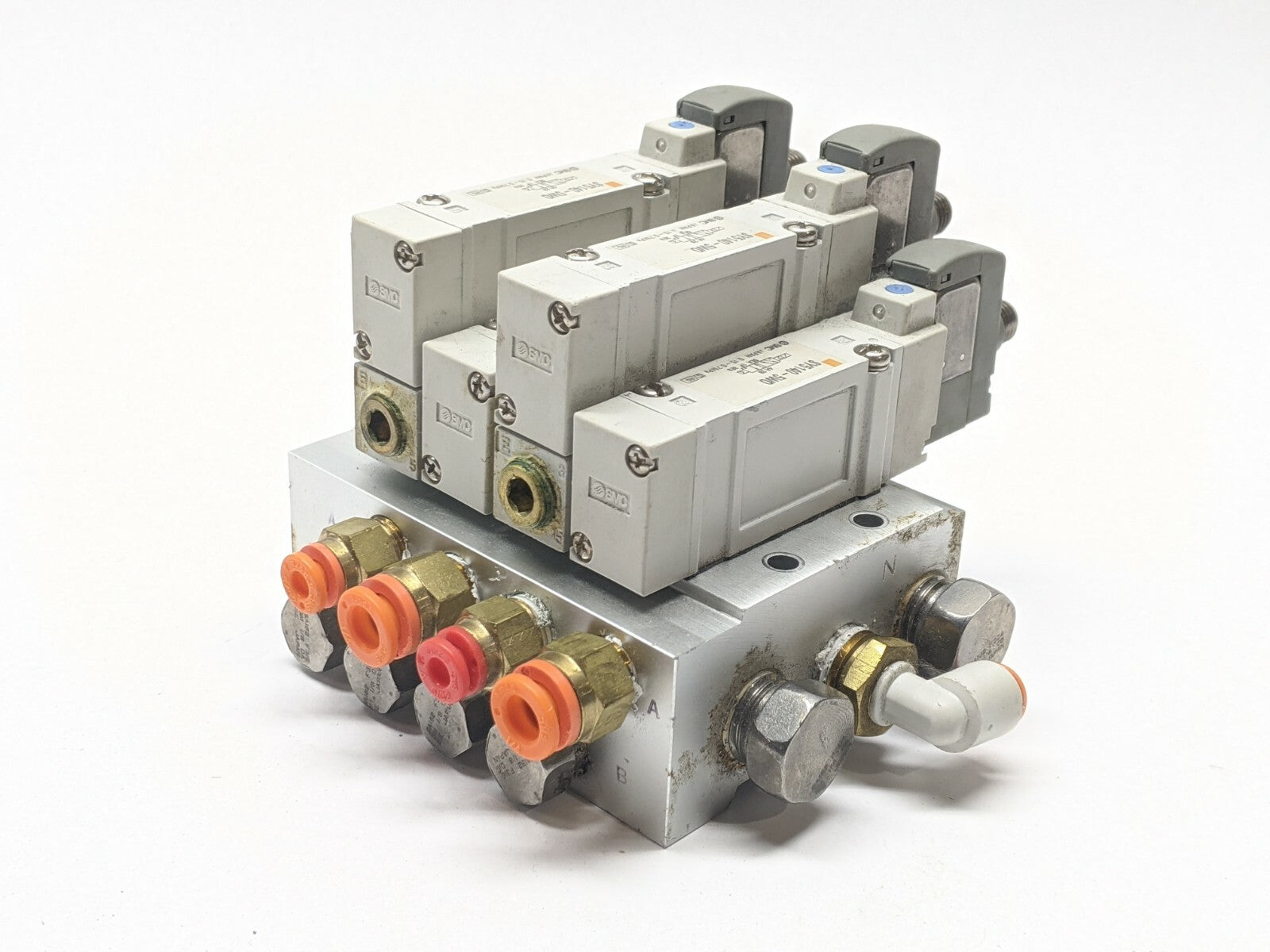 SMC SS5Y5-41-04-01N Bar Manifold w/ 4) SY5140-5WO - Maverick Industrial Sales