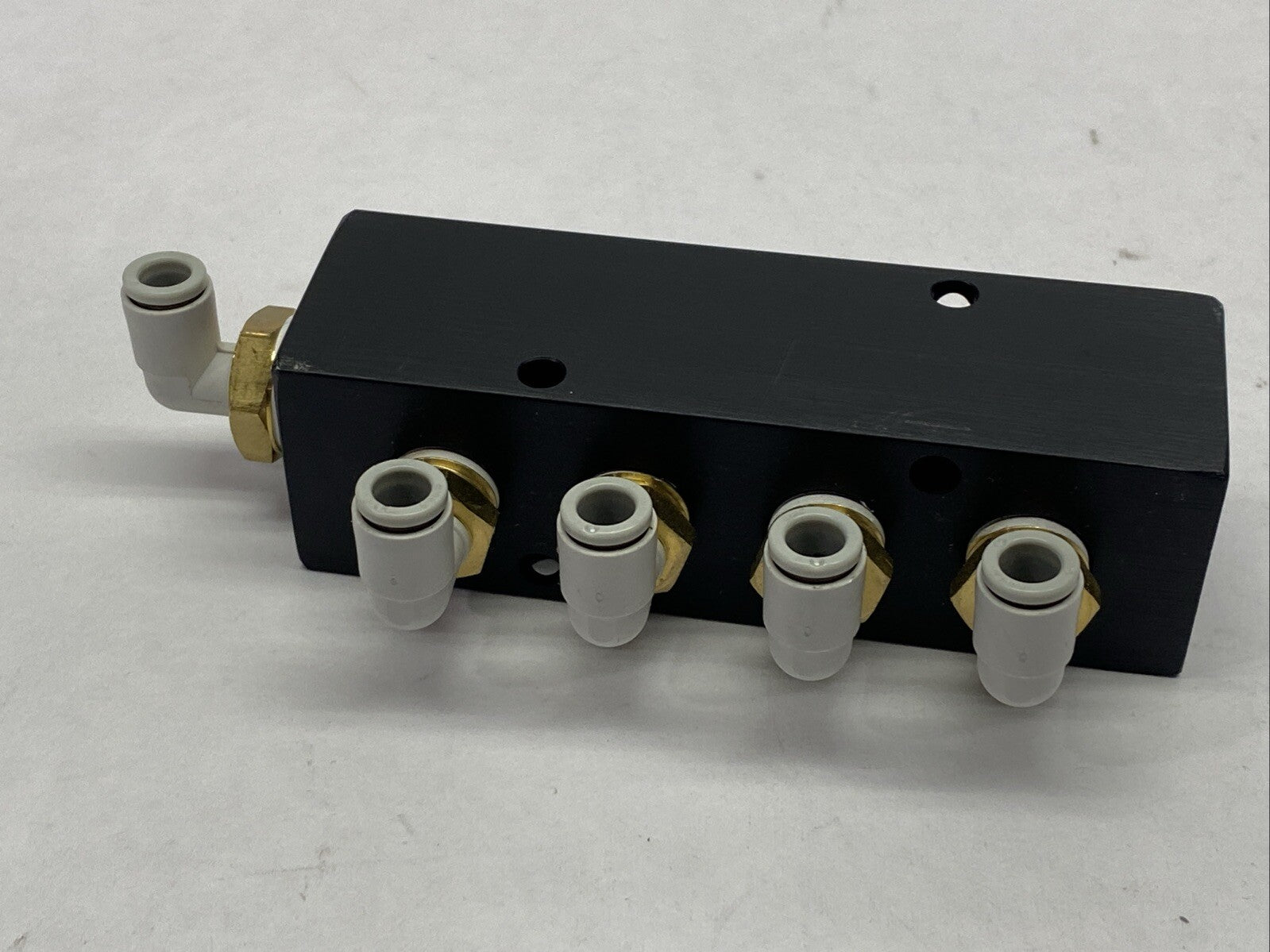 Polyconn PCM20-250-04B Pneumatic Manifold w/ 5x SMC KQ2L06-01AS Fittings - Maverick Industrial Sales