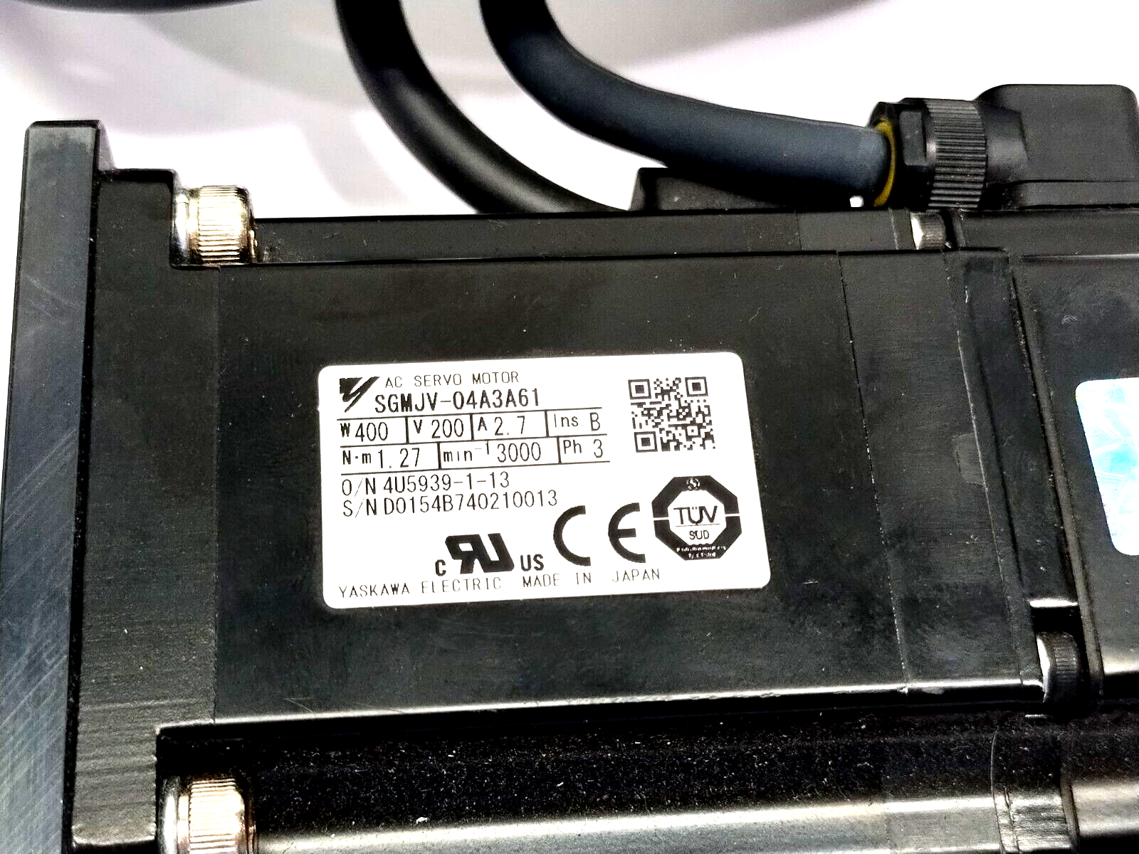 Yaskawa SGMJV-04A3A61 AC Servo Motor 400W 200V 2.7A 3PH - Maverick Industrial Sales