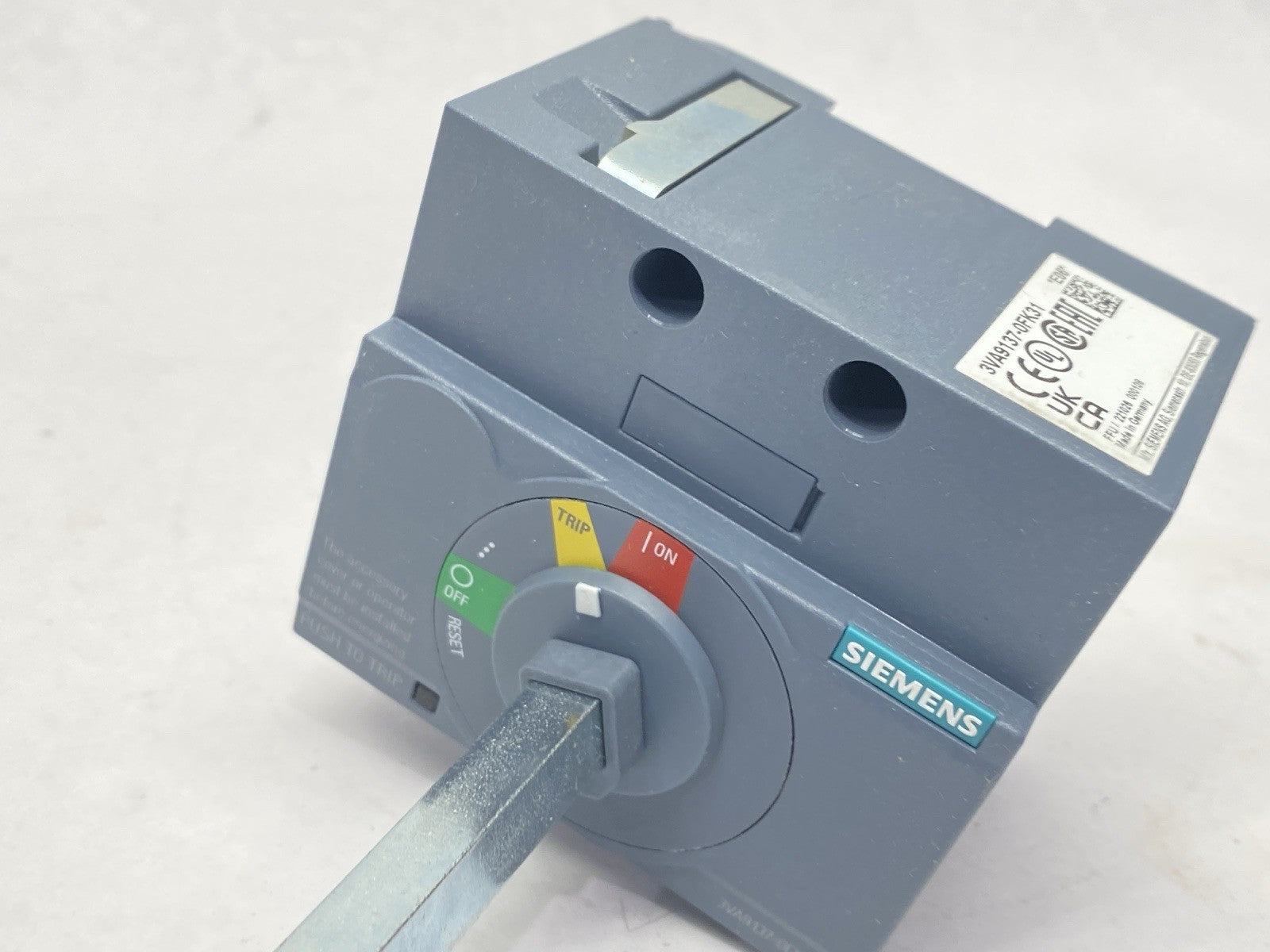 3VA9137-0FK31 | Siemens Door Mounted Rotary Operator DAMAGED CASE - For parts or not working - Maverick Industrial Sales