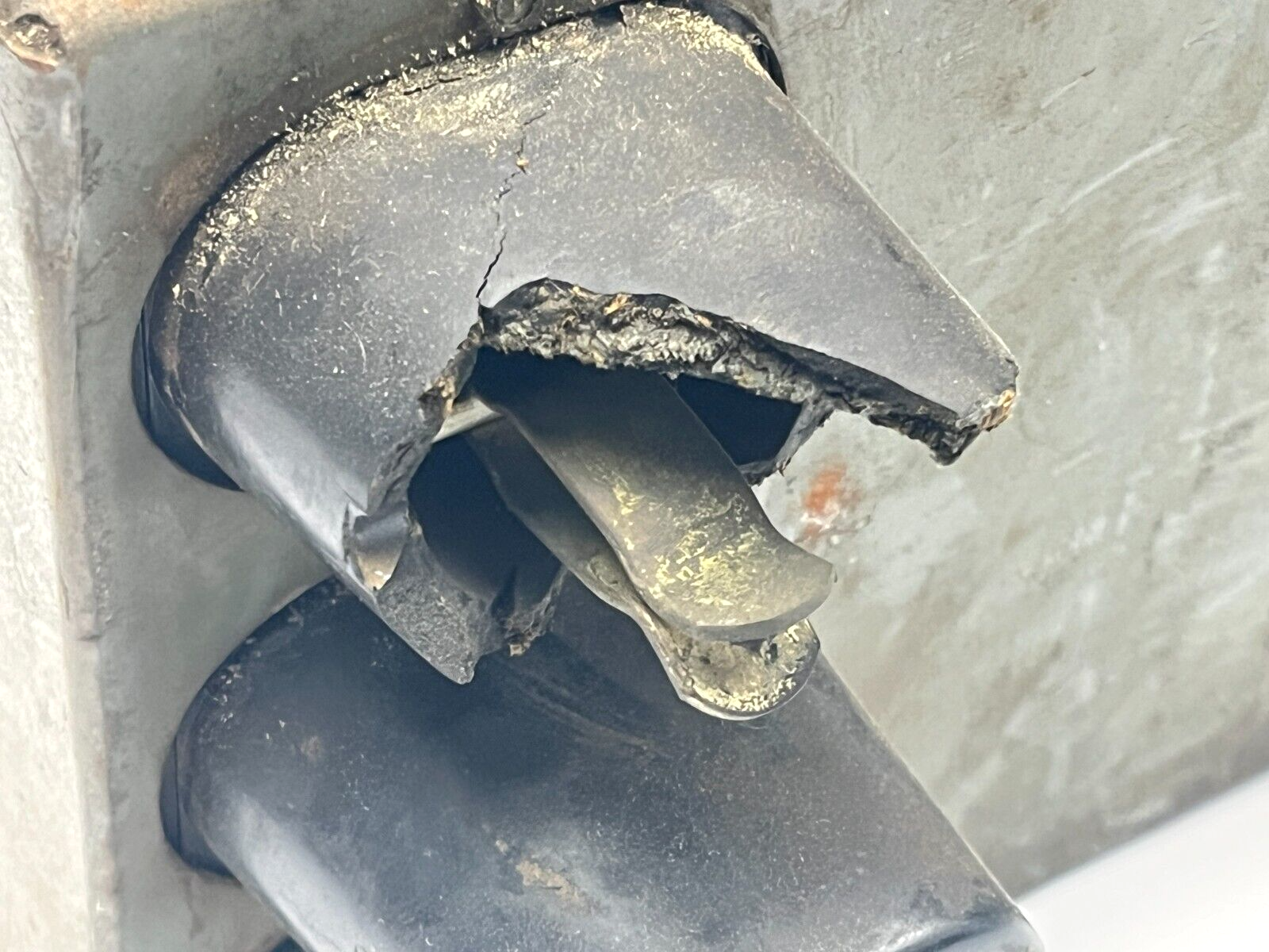 Trumbull Electric FL-361 Fusible Bus Plug 7-1/2HP 30A 575V 3PH SMALL DAMAGE - Maverick Industrial Sales