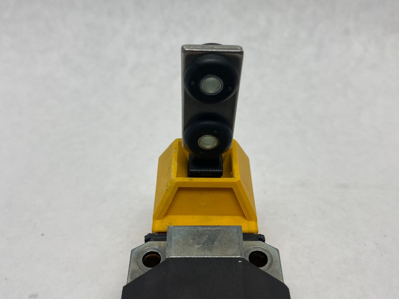 570004 | Pilz Safety Gate System w/ Mechanical Lock PSEN me1M/1AS - Used - Maverick Industrial Sales