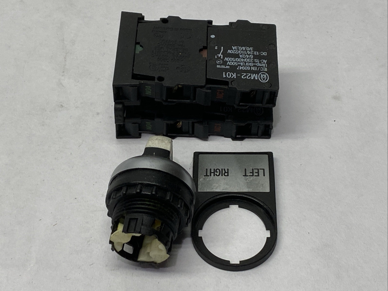 Moeller S-5748 2-Position Selector Switch Assembly Left / Right - Maverick Industrial Sales