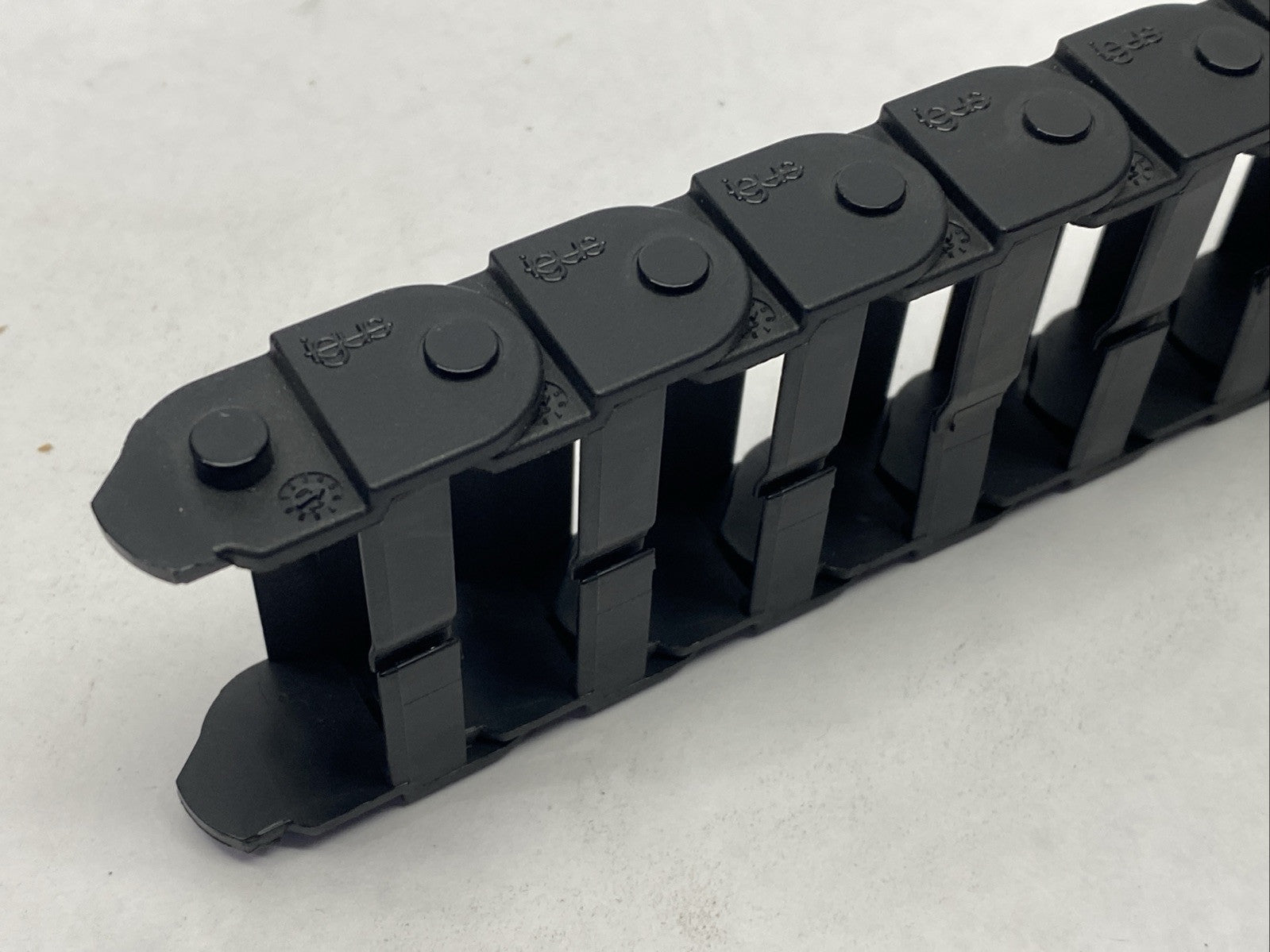 Igus Z08-40-028 Series Z08 Cable Carrier 21 Links 17" Length - Maverick Industrial Sales