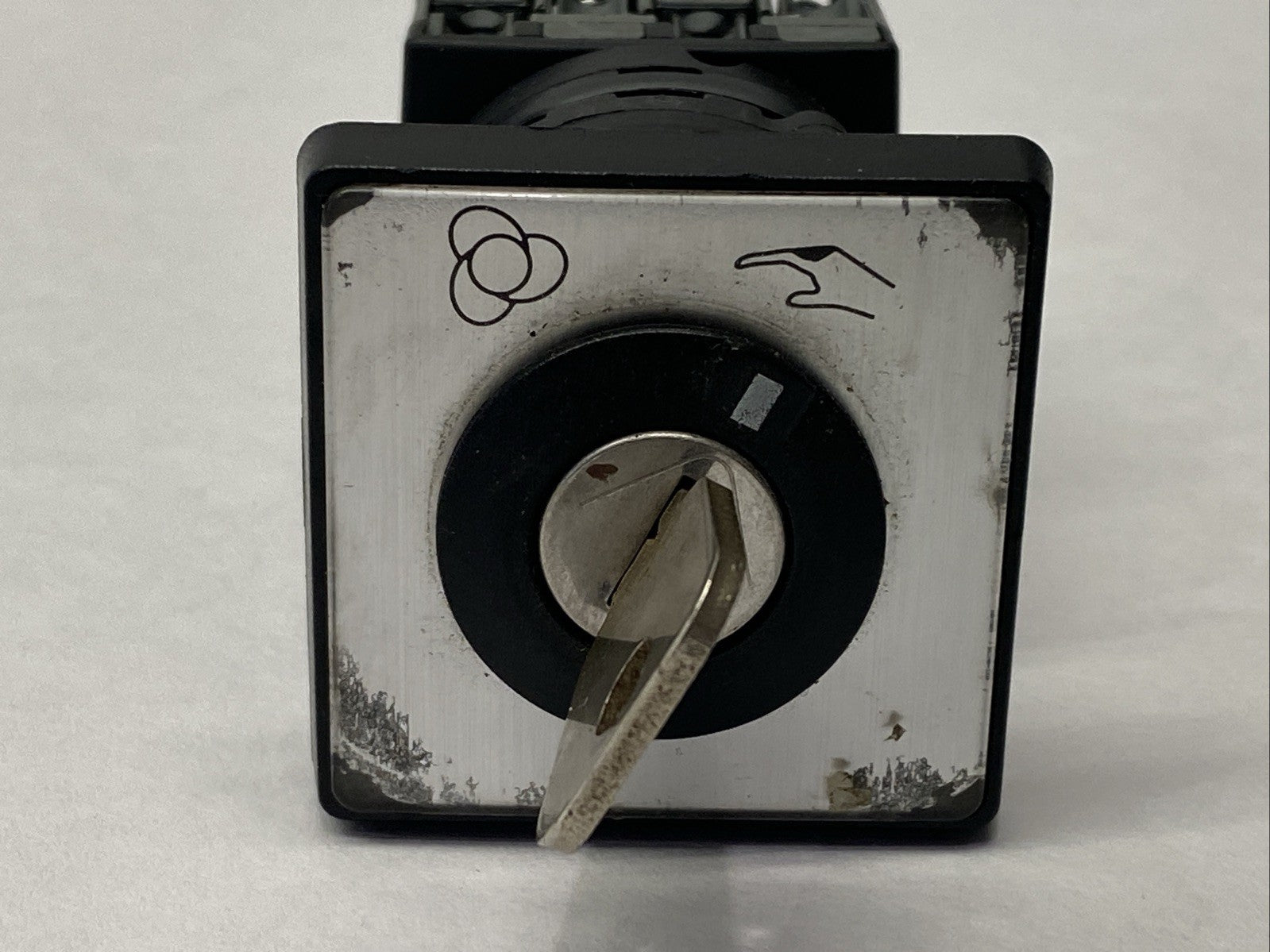ABB ON4KB S6047 Robot Control Cabinet Switch W/ Key - Maverick Industrial Sales