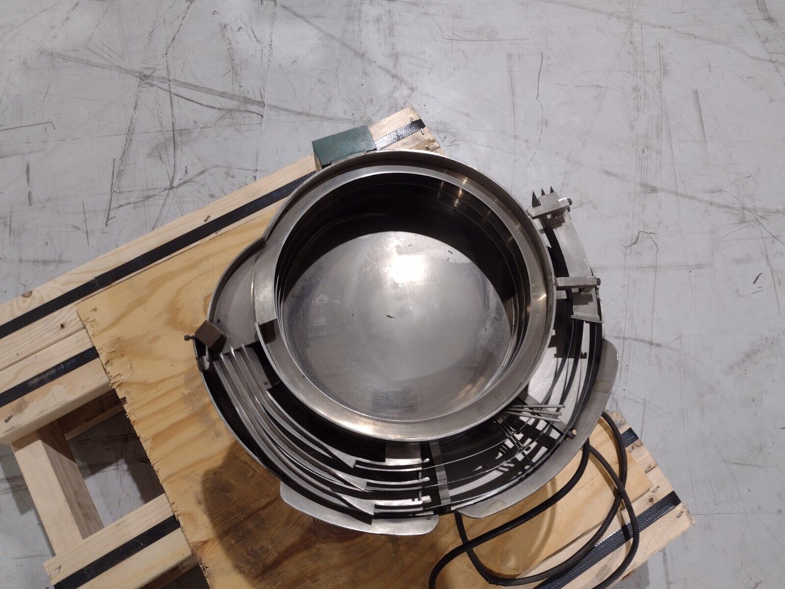 Service Engineering 16374 3/91 12CCW Vibratory Bowl 0.5A 115V, 3/4" Track - Maverick Industrial Sales