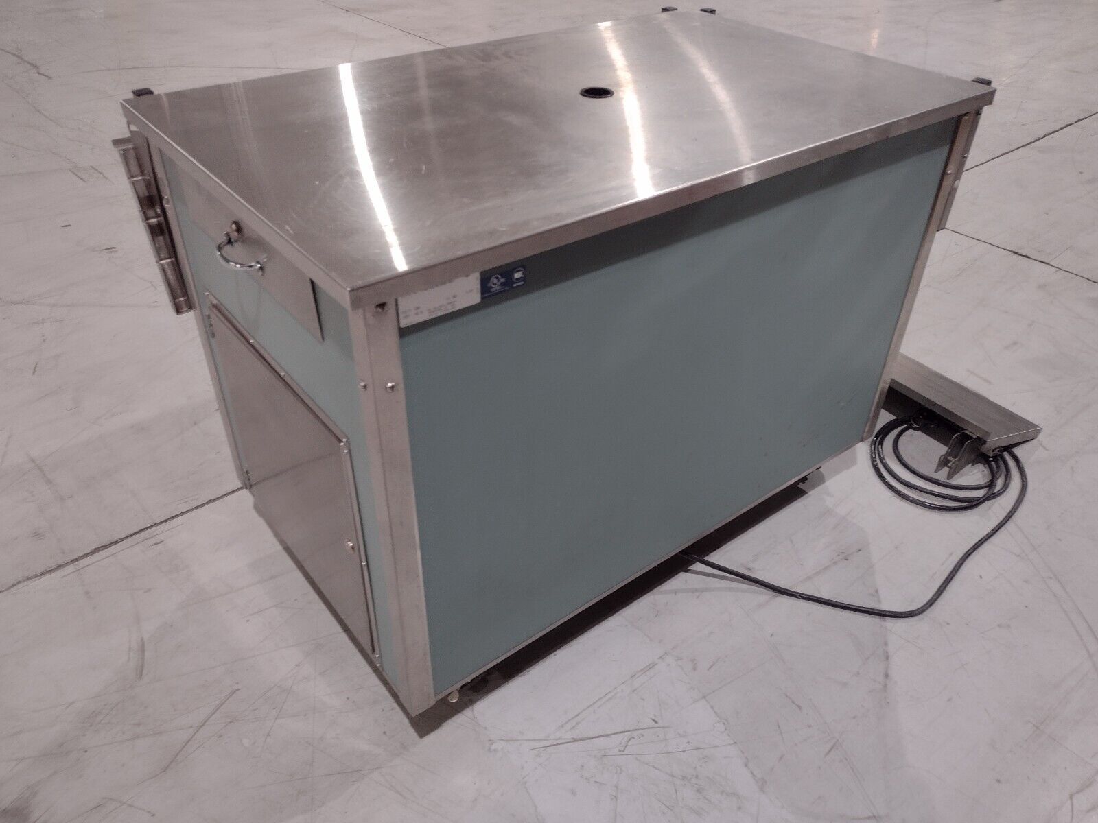 Vollrath M37021-S535T-NNA Mobile Server Cashier Station 120V - Maverick Industrial Sales