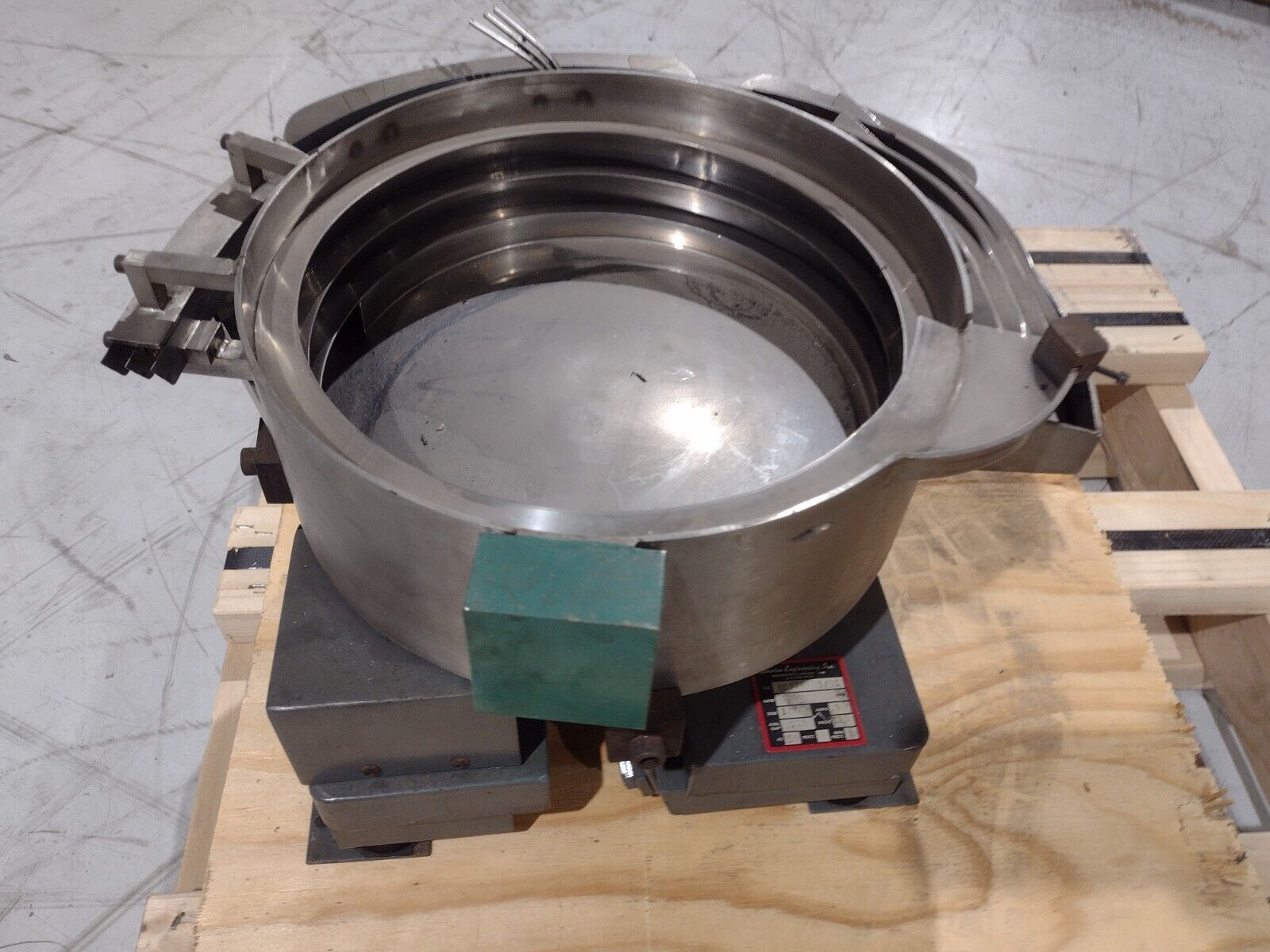 Service Engineering 16374 3/91 12CCW Vibratory Bowl 0.5A 115V, 3/4" Track - Maverick Industrial Sales