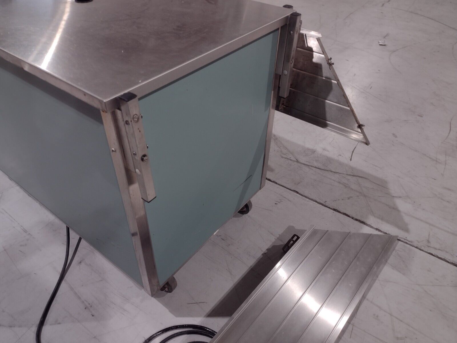 Vollrath M37021-S535T-NNA Mobile Server Cashier Station 120V - Maverick Industrial Sales