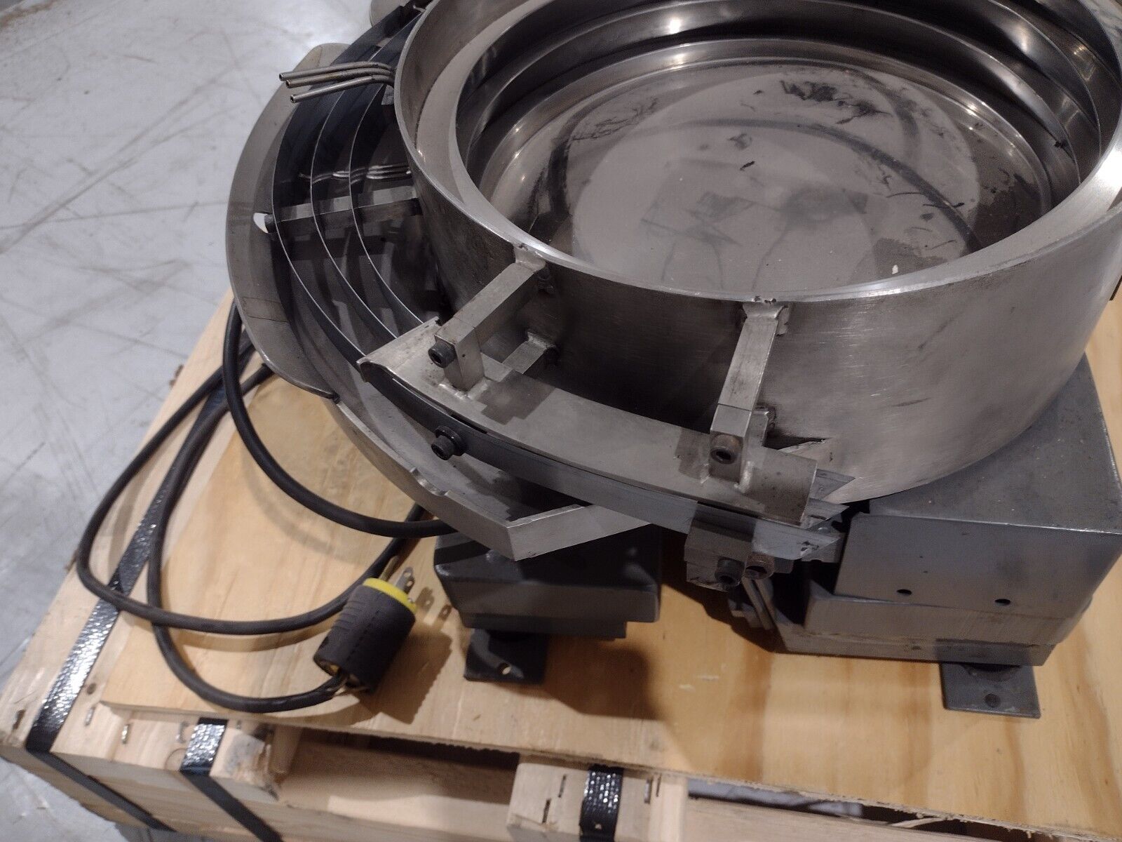 Service Engineering 16374 3/91 12CCW Vibratory Bowl 0.5A 115V, 3/4" Track - Maverick Industrial Sales