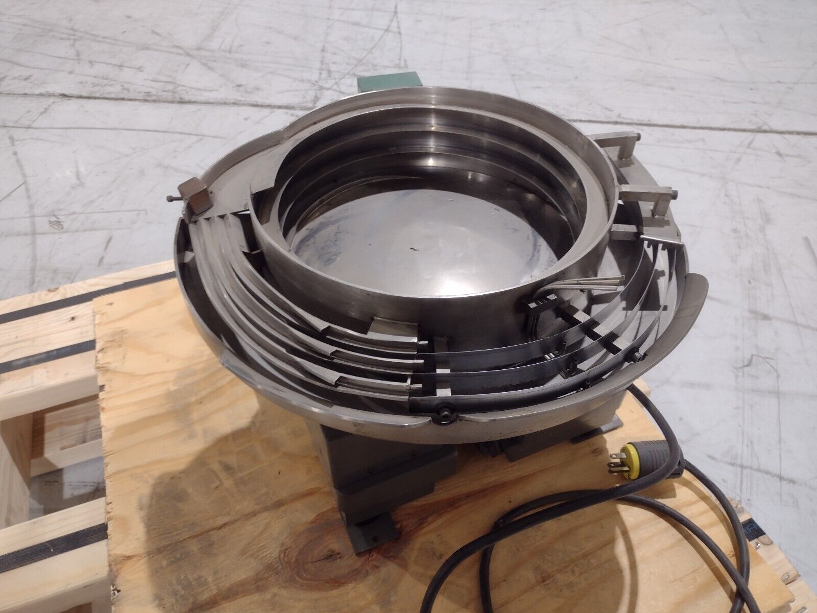 Service Engineering 16374 3/91 12CCW Vibratory Bowl 0.5A 115V, 3/4" Track - Maverick Industrial Sales