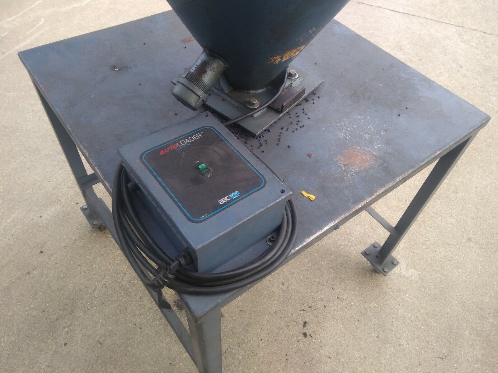 AEC Whitlock Autoloader AL-031C Plastics Hopper 115V 10A Flange Mount Cap - Maverick Industrial Sales